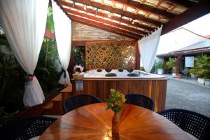 Pousada do Bispo في كابو فريو: حوض جاكوزي في مطعم مع طاولة