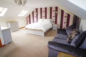 uma sala de estar com uma cama e um sofá em Luxury Home In Mourne Mountains em Mayobridge