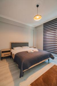 um quarto com uma cama grande e uma janela em VİLLOVE Sapanca em Sapanca