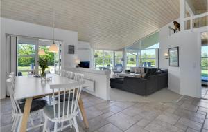 comedor y sala de estar con mesa y sofá en Nice Home In Ejstrupholm With Kitchen, en Ejstrup