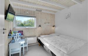 1 dormitorio con cama, escritorio y ventana en Nice Home In Ejstrupholm With Kitchen en Ejstrup