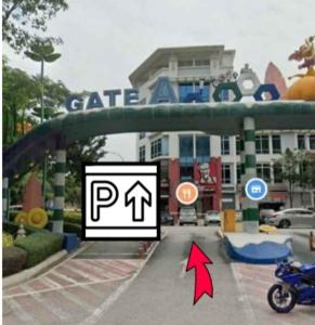- une vue sur une aire de jeux avec une moto devant un bâtiment dans l'établissement Suasana i-City, à Shah Alam
