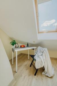 een kamer met een tafel en een stoel met een deken bij Old Town Apartment in Vilnius