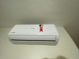 a white appliance sitting on top of a white table at Hotel Novo México in Guarulhos