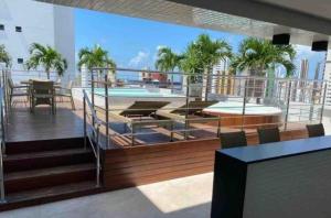 En balkon eller terrasse på Lindo Flat no Manaira Apart Hotel 502A