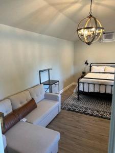 een woonkamer met een bank en een bed bij Adorable One Bedroom Cottage in Oakdale