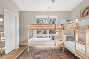 Bunk bed o mga bunk bed sa kuwarto sa Serene Boho Chic Home-Mins to DT