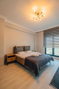 um quarto com uma cama e uma ventoinha de tecto em VİLLOVE Sapanca em Sapanca