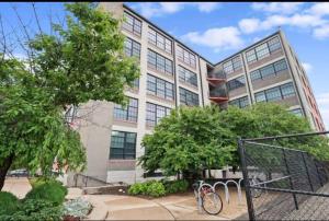 um edifício com uma bicicleta estacionada em frente em Luxury Cozy Loft Downtown STL em Saint Louis