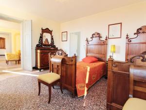 um quarto com 2 camas e um espelho em Charming apartment in Santa Giustina with shared swimming pool em Santa Giustina