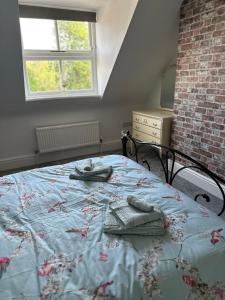 Un pat sau paturi într-o cameră la Lancaster Heights
