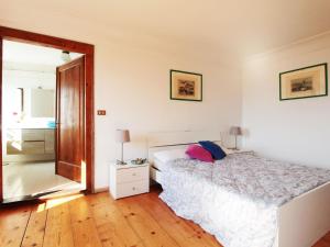 Santa Giustina的住宿－Scenic apartment in Santa Giustina with shared garden，一间卧室配有一张床和镜子