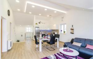 Posedenie v ubytovaní Two-Bedroom Apartment In Cibaca