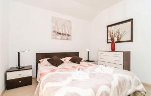 Posteľ alebo postele v izbe v ubytovaní Two-Bedroom Apartment In Cibaca