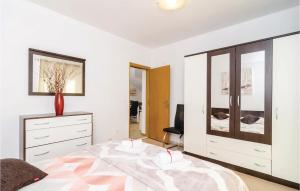 Posteľ alebo postele v izbe v ubytovaní Two-Bedroom Apartment In Cibaca