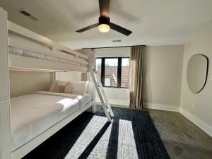 Schlafzimmer mit Etagenbett und Deckenventilator in der Unterkunft Abode Memphis - Pontotoc in Memphis