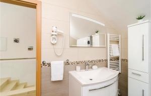 Kúpeľňa v ubytovaní Two-Bedroom Apartment In Cibaca