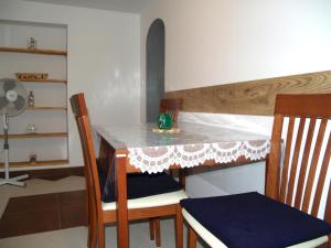 een eettafel met 2 stoelen en een tafel met bij Apartments with a parking space Tkon, Pasman - 20400 in Tkon