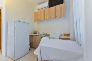 Kuchyňa alebo kuchynka v ubytovaní Apartments by the sea Sukosan, Zadar - 6133