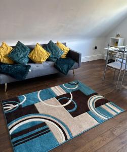 ein Wohnzimmer mit einem Sofa und einem Teppich in der Unterkunft Lancaster Heights in Woodhall Spa