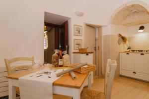 una cocina con una mesa con algunas botellas. en Milestones Modern Suite Trullo Jacuzzi Spa & Relax, en Alberobello