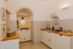 Kuchyňa alebo kuchynka v ubytovaní Milestones Modern Suite Trullo Jacuzzi Spa & Relax