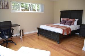 a bedroom with a bed and a desk and a chair at Silicon Valley Palo Alto Stanford Prime Location in Palo Alto