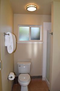 La salle de bains est pourvue de toilettes et d'une fenêtre. dans l'établissement Silicon Valley Palo Alto Stanford Prime Location, à Palo Alto
