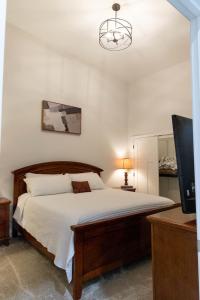 - une chambre avec un lit et une télévision à écran plat dans l'établissement Cozy 2 bedroom condo, à Princeton