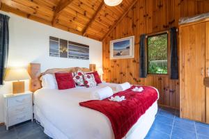 เตียงในห้องที่ Palm Beach - SupaCute Cottage Free Wifi