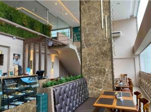 um restaurante com uma mesa e cadeiras e uma escadaria em Flat encantador no Manaira Apart Hotel 1301 em João Pessoa