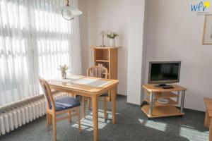 TV a/nebo společenská místnost v ubytování Stine's Hus Ferienwohnung 1