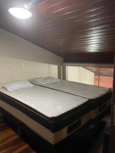 een groot bed in een kamer met een plafond bij Winterville 618 Flat Gravatá in Gravatá