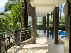 een extern uitzicht op een huis met een zwembad bij Casa Paraiso del Lago in Prado