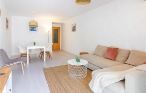 Χώρος καθιστικού στο 3 Bedroom Stunning Apartment In Dénia