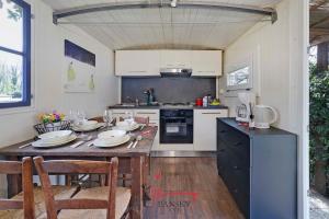 Kuchyň nebo kuchyňský kout v ubytování Peaceful house for FOUR - Camping with style! -By EasyLife Swiss