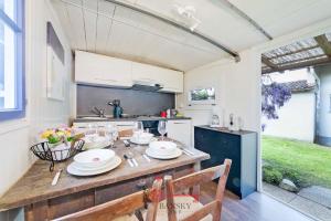 Kuchyň nebo kuchyňský kout v ubytování Peaceful house for FOUR - Camping with style! -By EasyLife Swiss