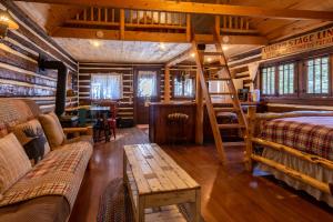 una camera con letti a castello e un tavolo in una cabina di Pioneer Guest Cabins a Crested Butte