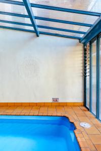 una piscina en una habitación con ventana en Spectacular views over Albert Park en Melbourne