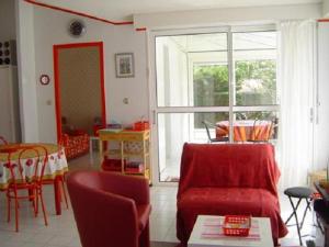 ein Wohnzimmer mit roten Stühlen und einem Tisch in der Unterkunft Maison Les Sables-d'Olonne, 3 pièces, 4 personnes - FR-1-92-677 in Saint-Jean-dʼOrbetiers