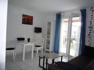 La Pironnière的住宿－Appartement Les Sables-d'Olonne, 2 pièces, 4 personnes - FR-1-92-740，客厅配有桌椅和沙发