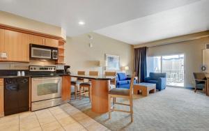 Condo at Platinum Hotel Strip View في لاس فيغاس: وجود مطبخ وغرفة معيشة في غرفة الفندق