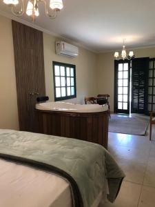 Zimmer mit einer Badewanne und einem Bett. in der Unterkunft Pousada Quinta dos Doges in Valença