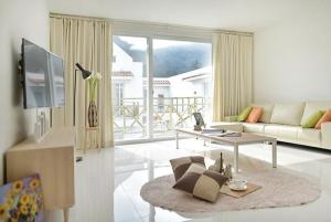 un soggiorno con divano e tavolo di Meteora Pension a Damyang