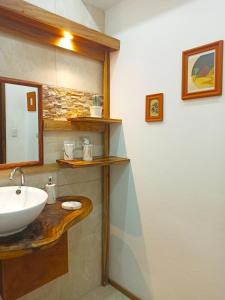 y baño con lavabo y espejo. en Chilamate Holiday House en Puerto Viejo