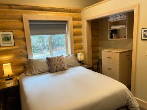 En eller flere senge i et værelse på Clear creek cabin