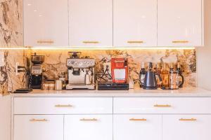een keuken met een aanrecht met een koffiezetapparaat bij Adventurous Luxury Haven in Chester
