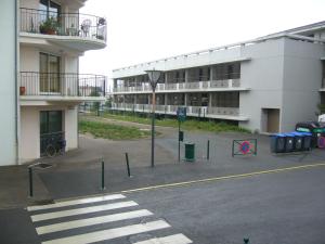 レ・サ​​ーブル・ドロンヌにあるAppartement Les Sables-d'Olonne, 2 pièces, 4 personnes - FR-1-197-218の建物前の空き駐車場