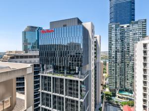 vista di un palazzo alto con un cartello Hilton di City Centre 3BR Apartment with Stunning Views a Brisbane