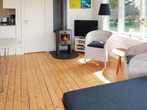 ein Wohnzimmer mit einem Holzofen in der Unterkunft Holiday home Karrebæksminde IX in Karrebæksminde
